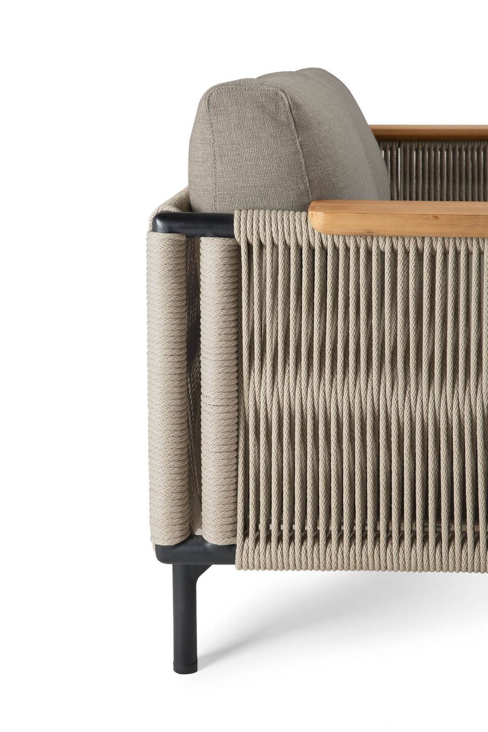 Detailaufnahme des Ethnicraft Corbey Outdoor Sofas mit Aluminiumrahmen und Seilbespannung.