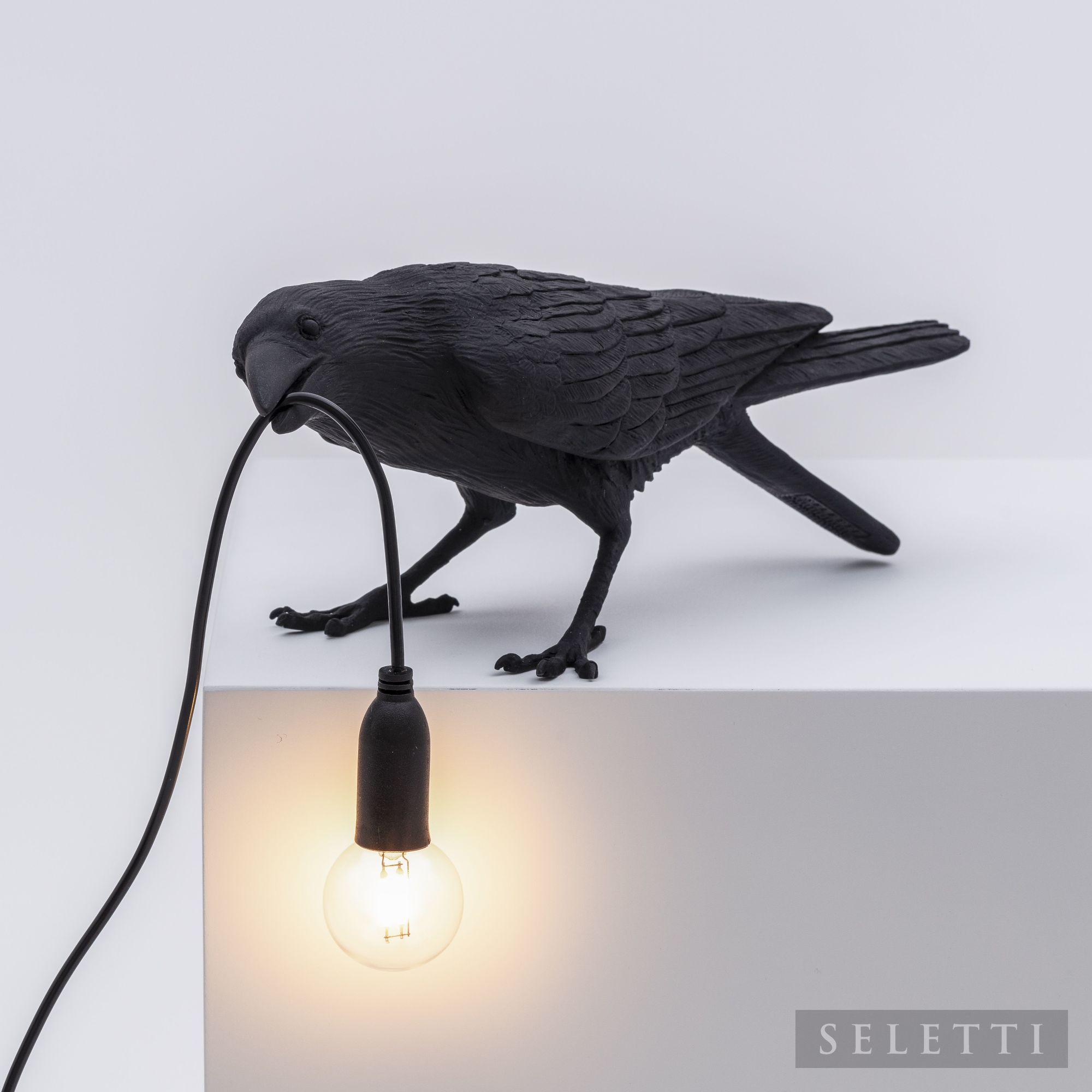 Schwarze Bird Lamp Leuchte von Seletti: Dekorative Tischleuchte in Form eines Raben mit Glühbirne.