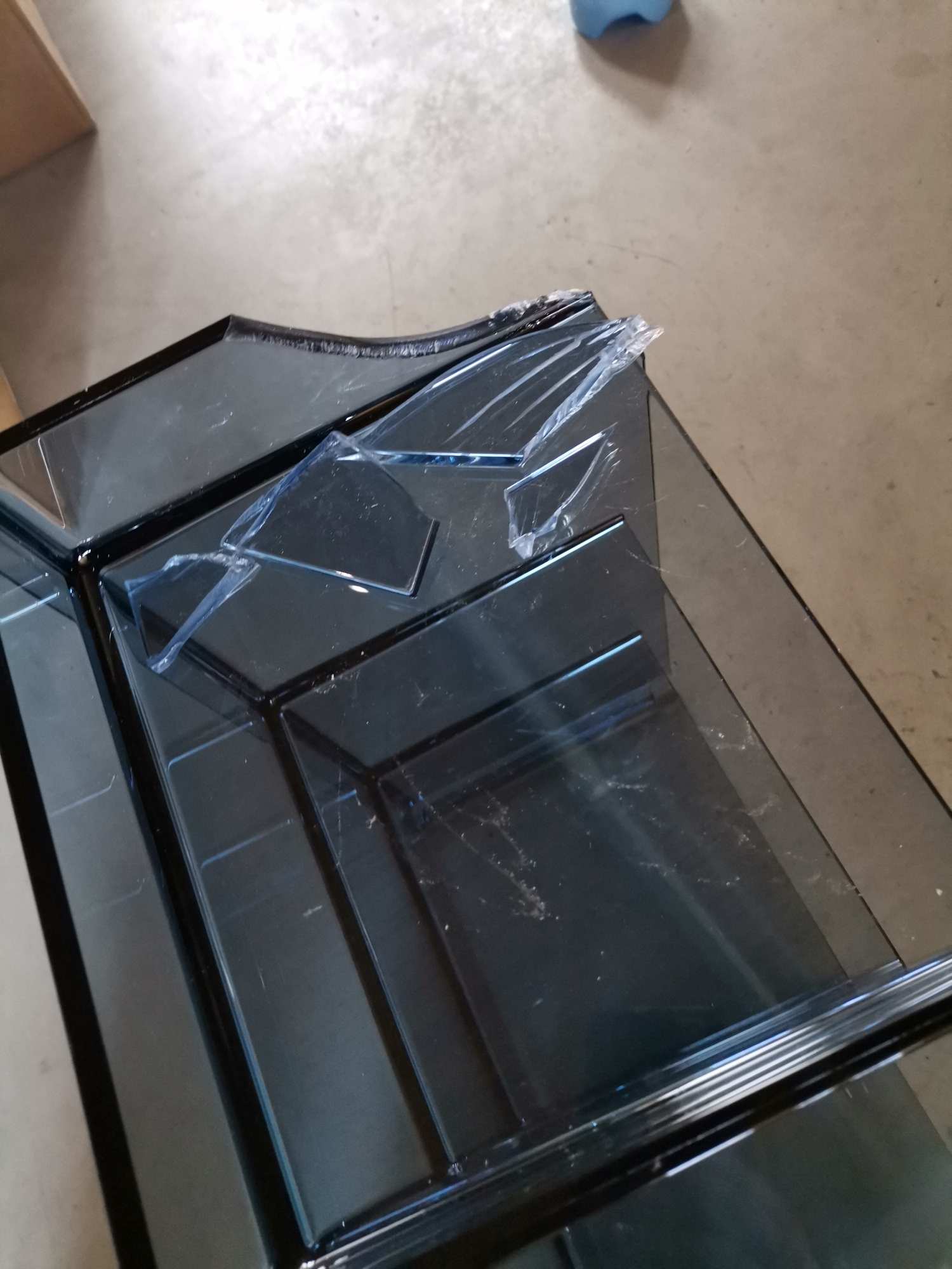 Beschädigtes Sound-Rack Regalsystem in Dämmerungsblau, ein Mängelexemplar mit Glasbruch. Designregal für Audio-Geräte.