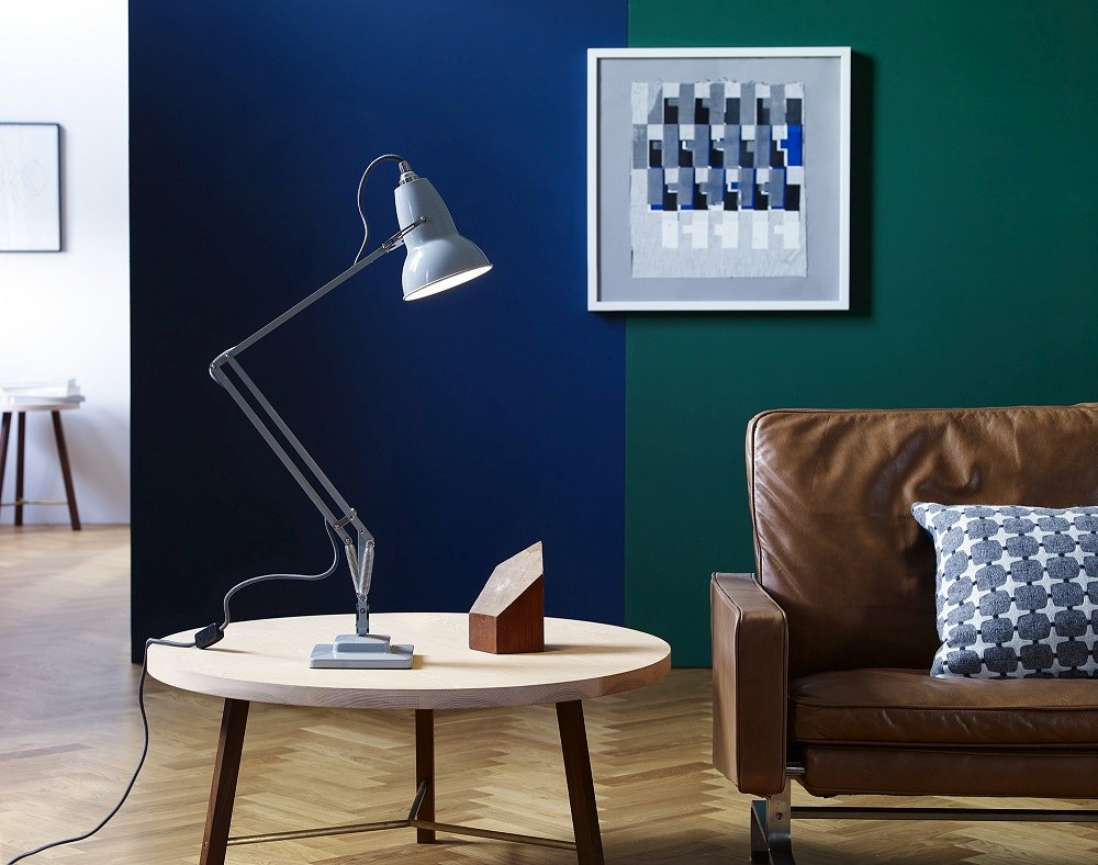 Anglepoise Original 1227 Tischleuchte in Taubengrau auf einem Holztisch, modernes Design.