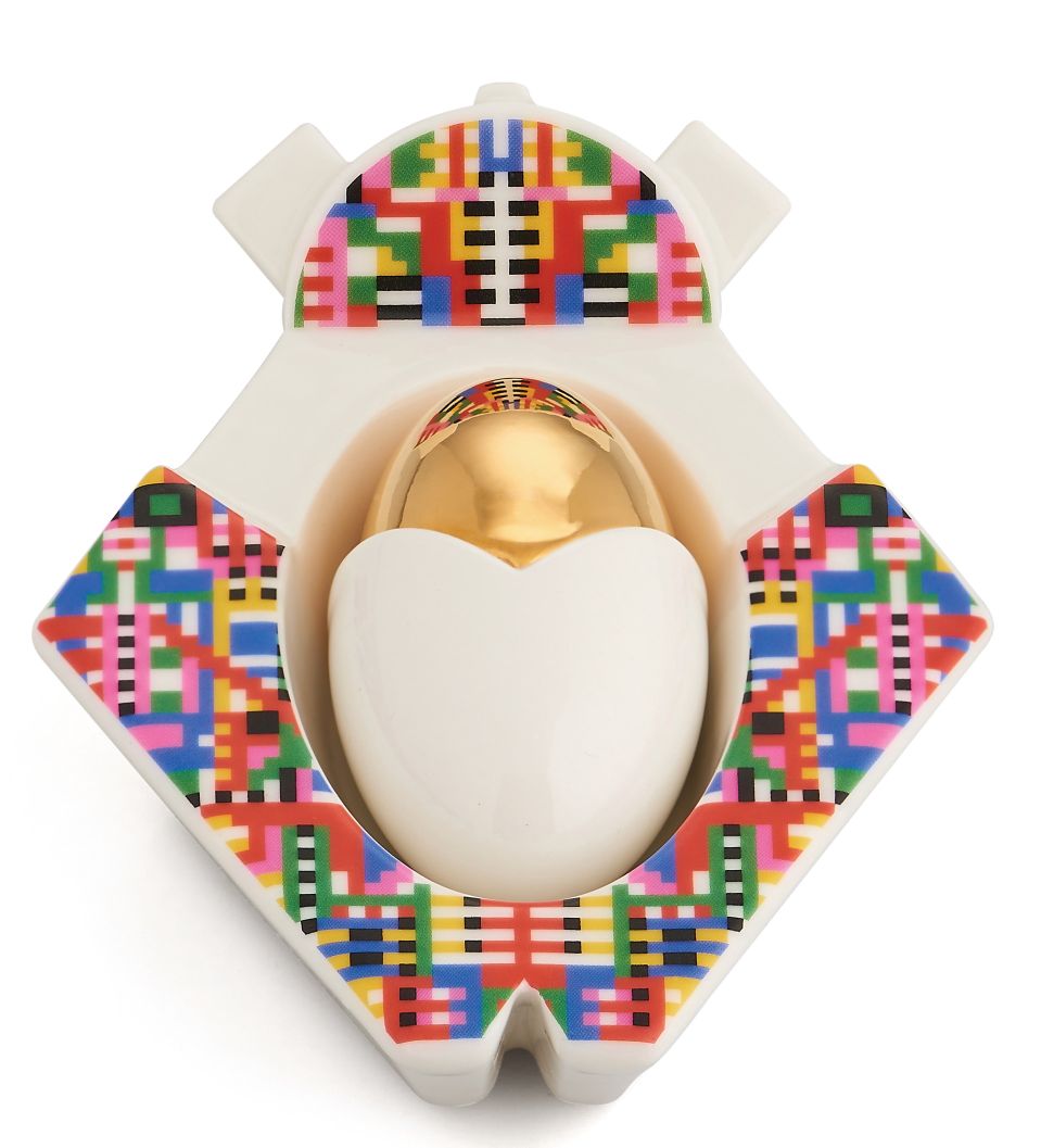 Alessi Porzellanfigur ESA05: Weißes Ei mit goldenem Kern in bunt gemusterter Halterung. Einzelstück.