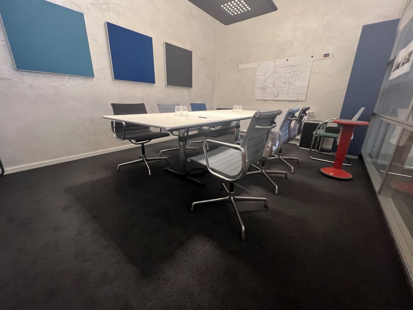 USM & Vitra Eames Aluminium Chair Besprechungskombination AUSSTELLUNGSSTÜCK / GEBRAUCHTMÖBEL