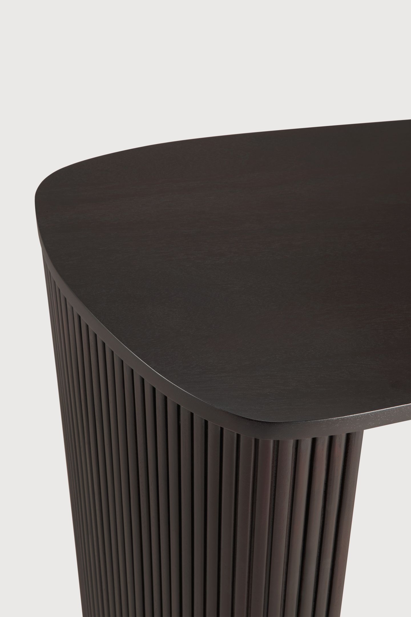 Detailaufnahme des Ethnicraft Roller Schreibtischs aus dunklem Holz mit geriffelter Oberfläche.