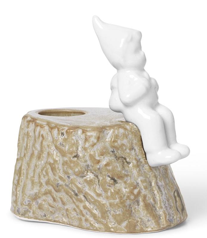 Kähler Christmas Tales Kerzenhalter: Weißer Wichtel sitzt auf Baumstumpf, festliche Weihnachtsdekoration.