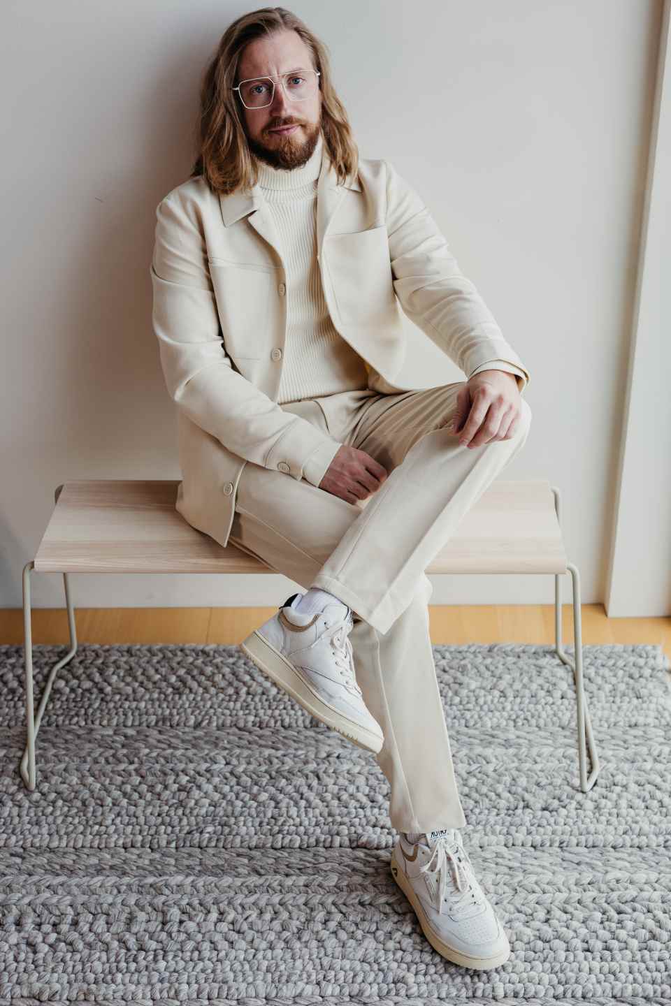 D:004 Bank Fuchs & Habicht: Helle Holzbank mit minimalistischem Design, ideal für Wohnzimmer und Wartebereiche.