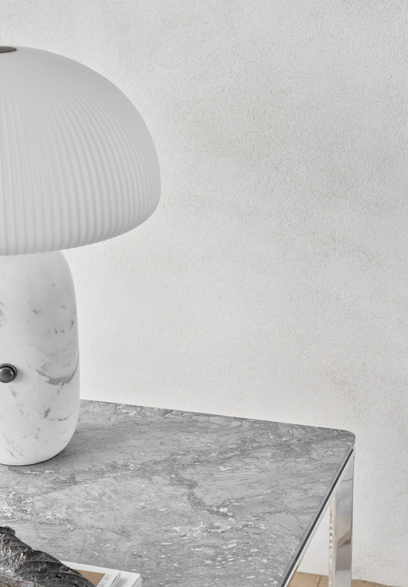 Detailaufnahme des Vipp Couchtischs mit Marmorplatte und Lampe, modernes Wohnzimmer Interieur.