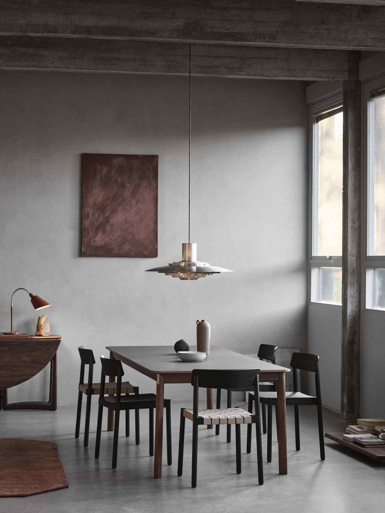 AndTradition Esstisch Patch HW1/HW2 im modernen Esszimmer mit Stühlen und Pendelleuchte.