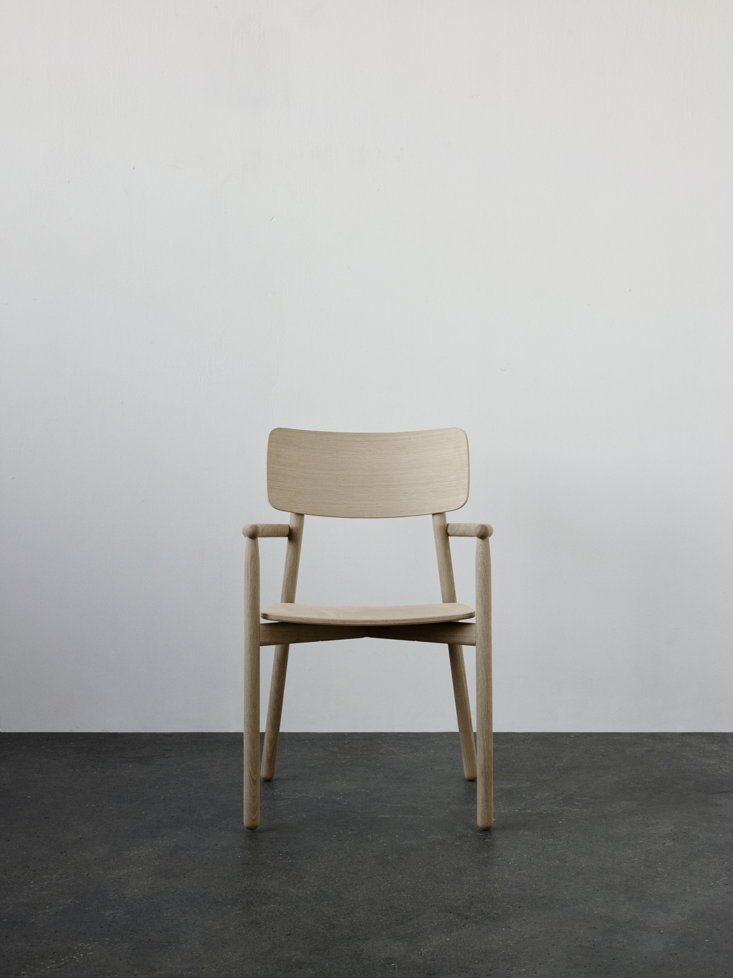 Hven Armchair Stuhl aus Eiche von Skagerak by Fritz Hansen, Frontansicht, minimalistisches Design.