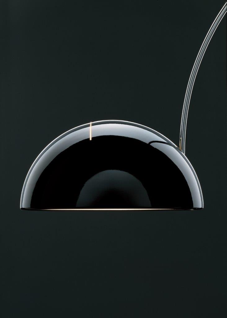 Detailaufnahme der schwarzen Coupé Stehleuchte von Oluce mit verchromtem Bogen.