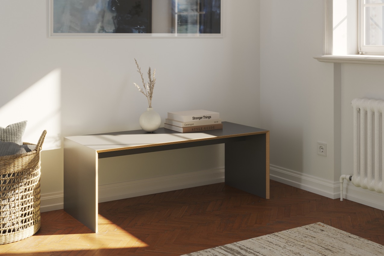 Müller Möbelwerkstätten Bridge Sitzbank/Beistelltisch in Grau mit Deko-Elementen im hellen Raum. Modernes Möbeldesign.