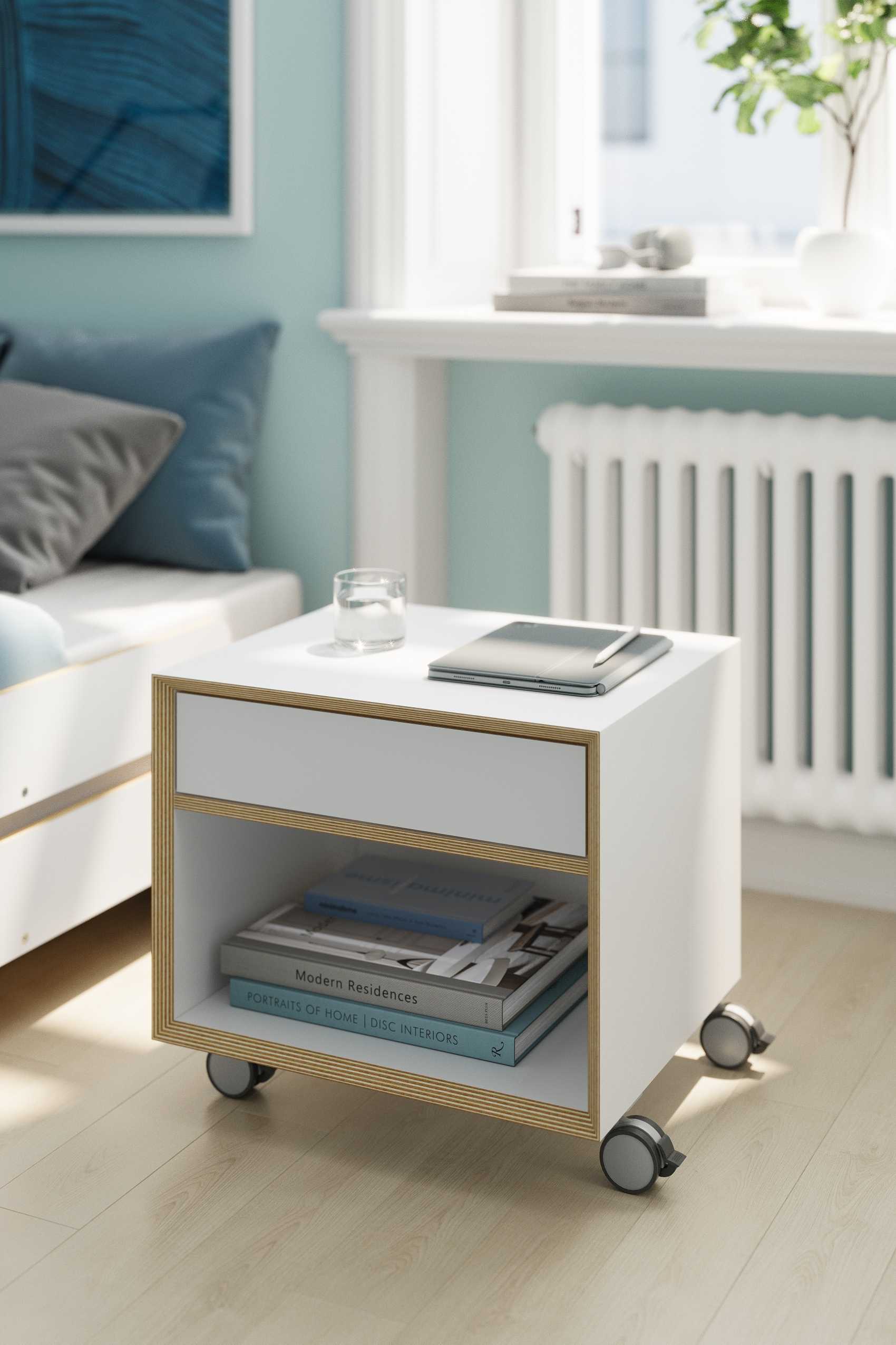 Vertiko Kommode von Müller Möbelwerkstätten in Weiß mit Schublade und Rollen, Bücher im offenen Fach.