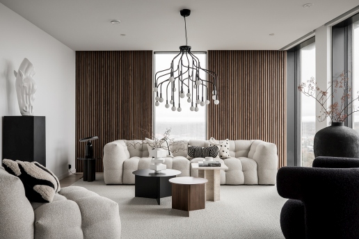 Wohnzimmer mit Normann Copenhagen Dit Coffee Table Beistelltisch in Schwarz und Holz.