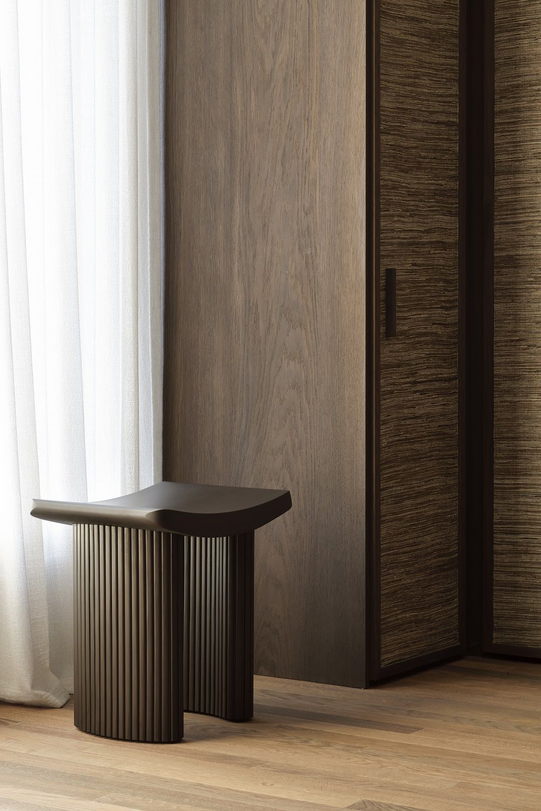 Roller Max Hocker von Ethnicraft, dunkelbraun, aus Mahagoni-Holz, modernes Design für Wohnzimmer und Schlafzimmer.