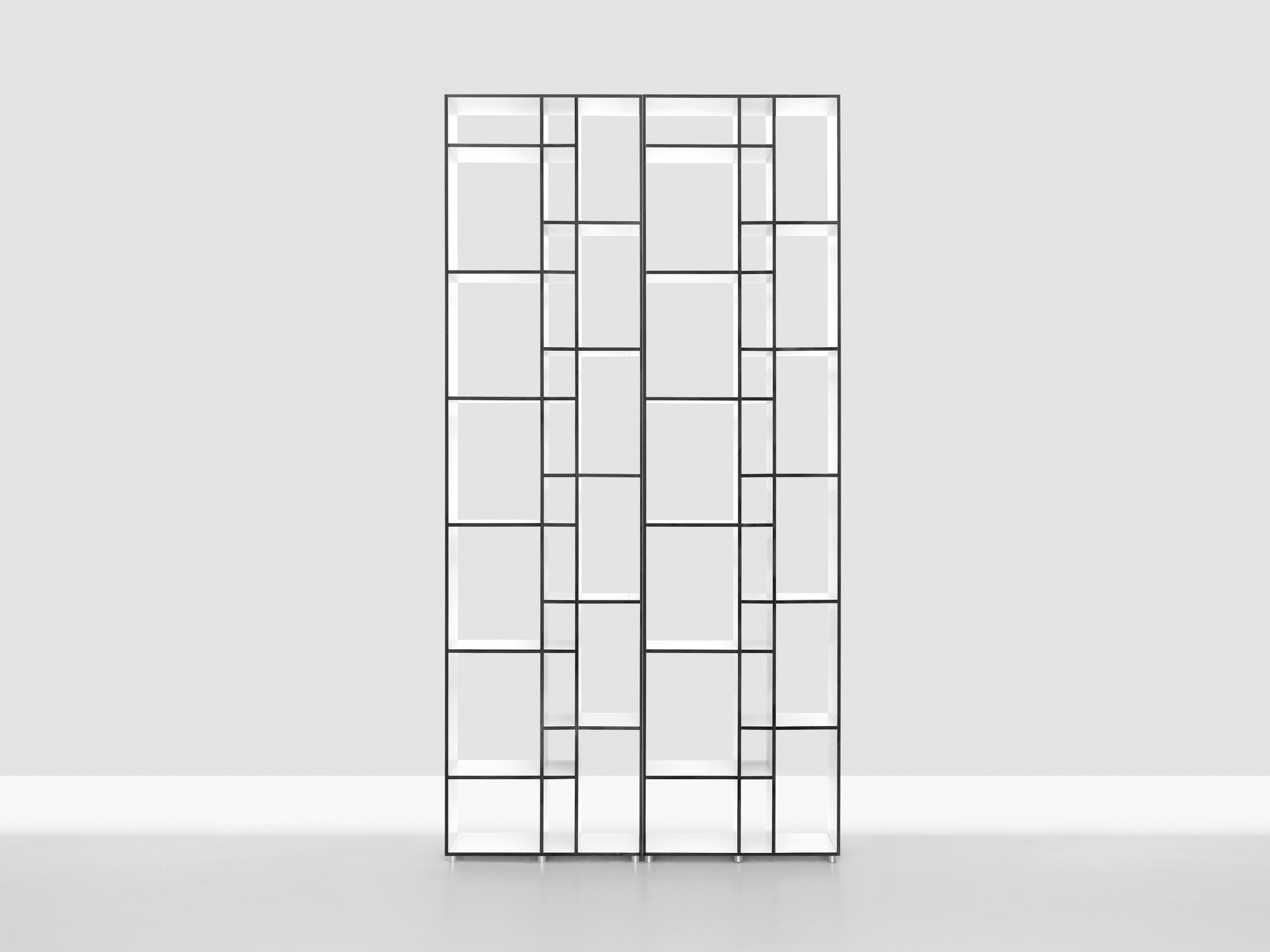 Code 1 Holzregal mit MDF-Platten: Modernes, offenes Regal mit schwarzem Rahmen und weißen Fächern.