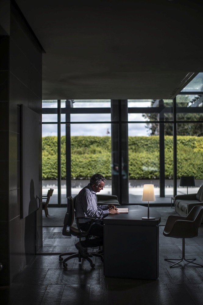 Schwarze Birdie Easy Tavolo Tischleuchte von Foscarini auf einem Schreibtisch, modernes Design für Wohnzimmer und Büro.