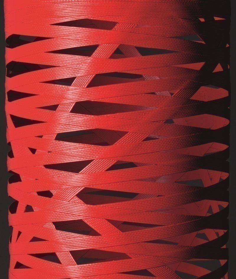 Detailaufnahme der roten Tress Grande Pendelleuchte von Foscarini, modernes Design mit geflochtenen Bändern.