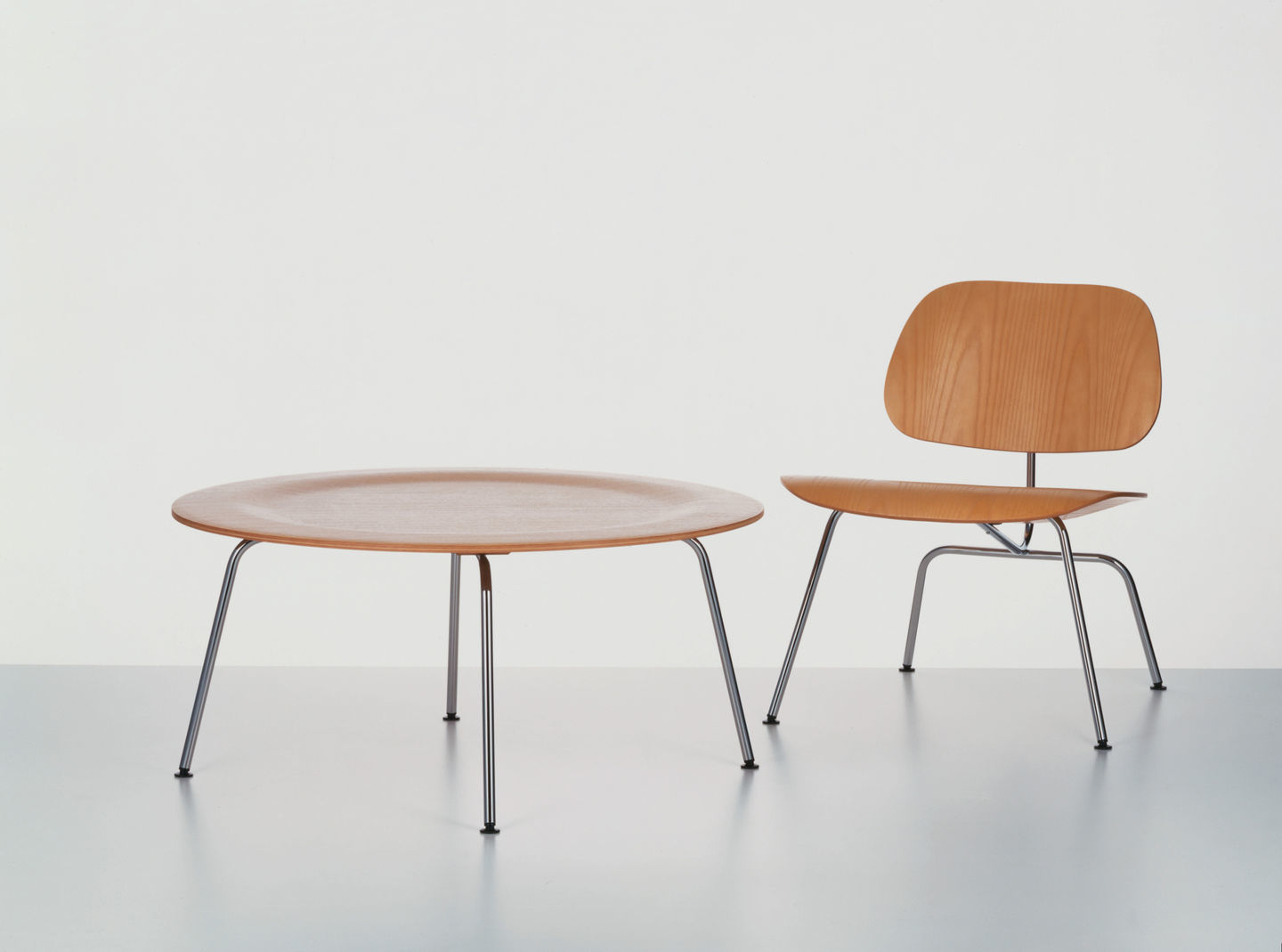 Vitra Plywood Group LCM Stuhl und Tisch aus Holz und Chrom, modernes Design.
