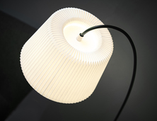 Snowdrop Stehleuchte von Le Klint: Elegante, weiße Designer Stehlampe mit plissiertem Lampenschirm für stimmungsvolle Beleuchtung.