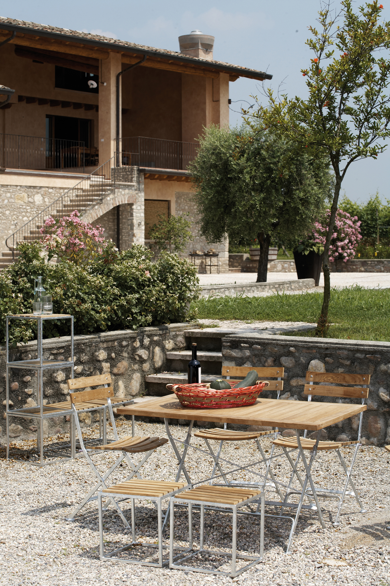 Lucca Klapptisch Natur von Jan Kurtz mit Stühlen im Garten, ideal für den Außenbereich.