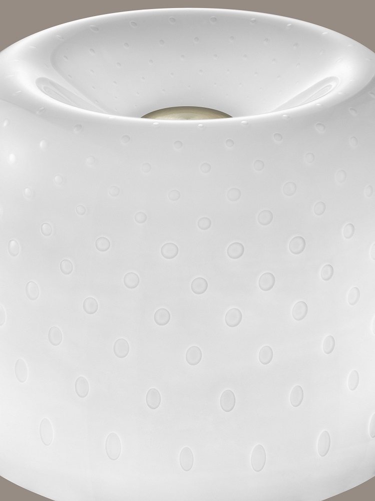 Detailaufnahme der weißen Lumiere Tischleuchte von Foscarini mit gepunkteter Oberfläche.