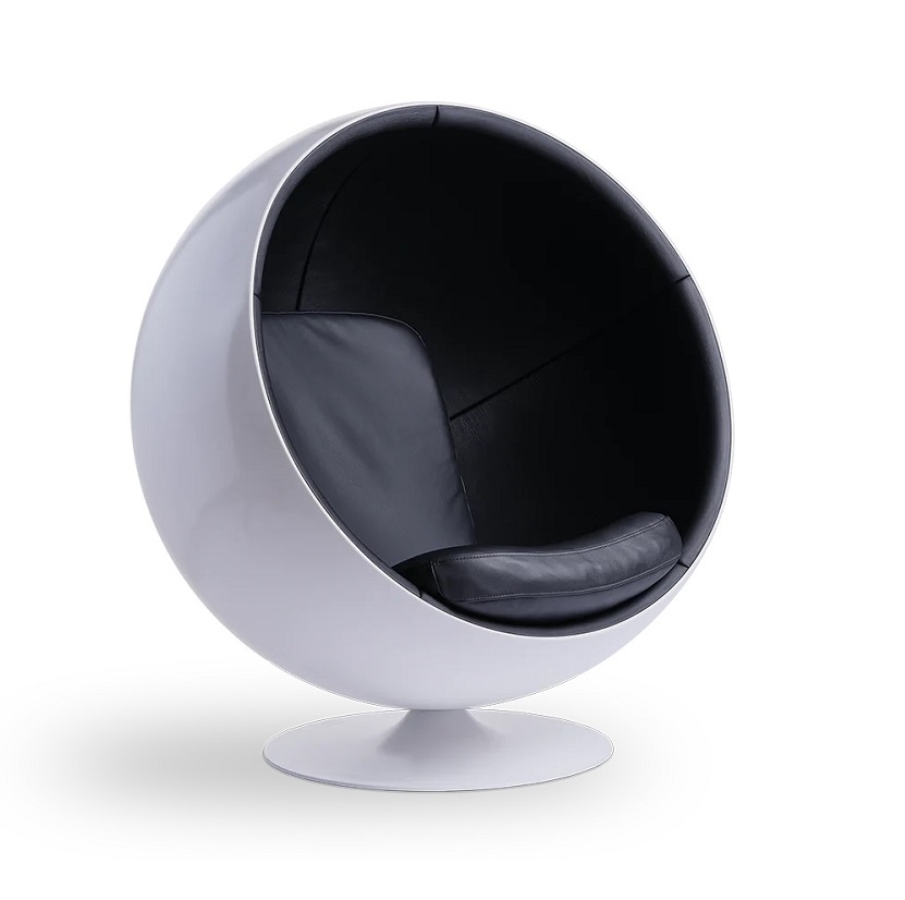 The Leather Ball Chair Sessel: Weißer Kugelsessel mit schwarzer Lederpolsterung von Eero Aarnio Originals.