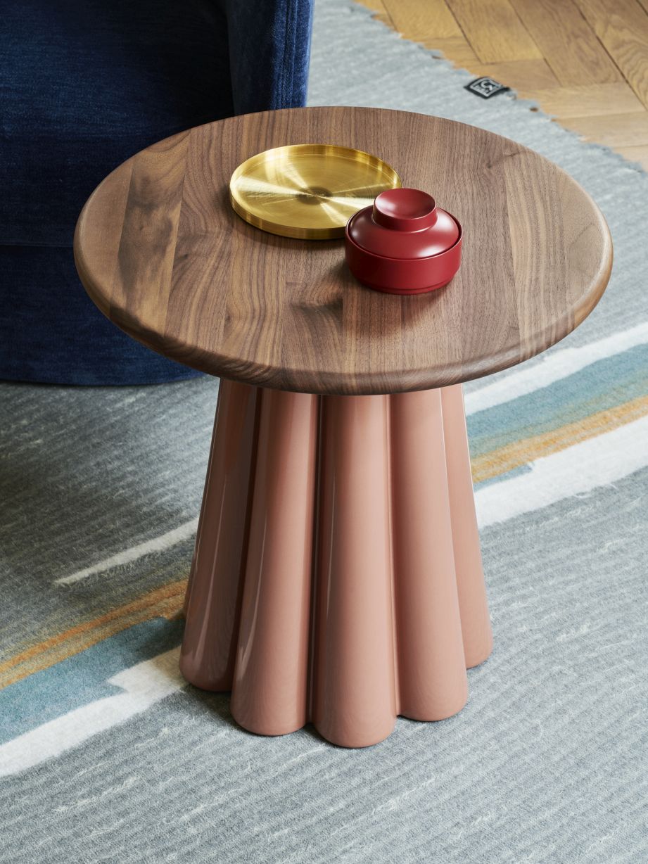 Bromo Beistelltisch mit Holzplatte und rosa, geriffeltem Fuß. Kleiner, runder Couchtisch für Wohnzimmer.