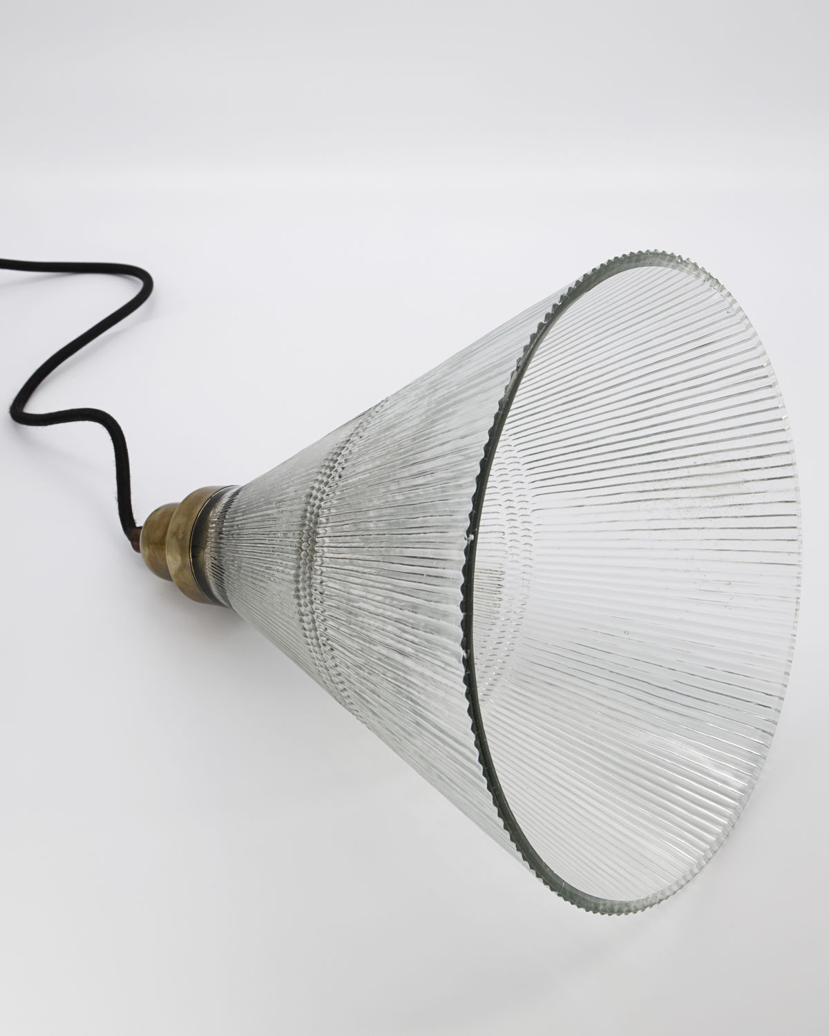 Vira Pendelleuchte von House Doctor, Einzelstück aus geriffeltem Glas mit schwarzem Kabel für stilvolle Innenbeleuchtung.