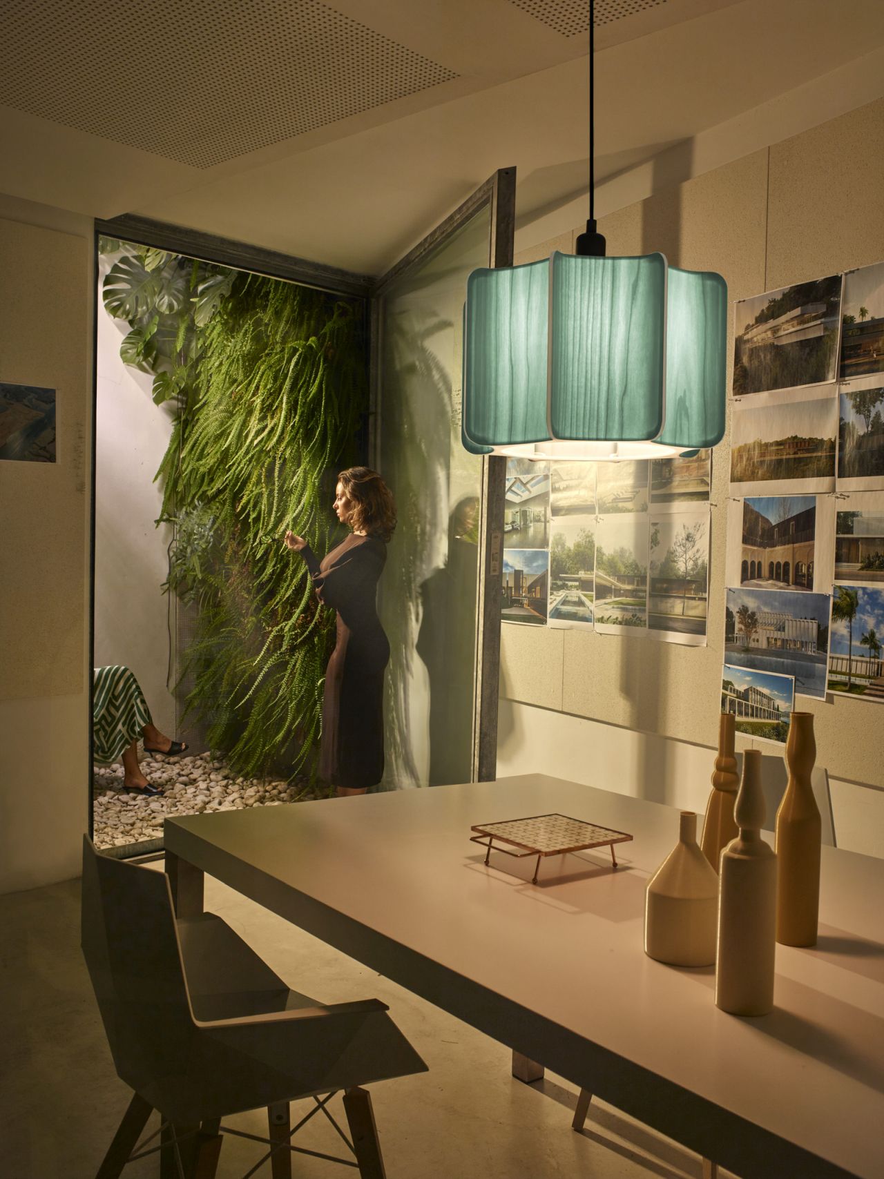 Moderne Kactos Pendelleuchte von LZF Lamps in einem stilvollen Interieur mit Esstisch und Dekoration.