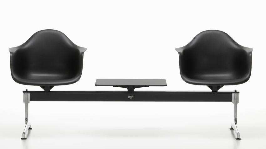 Eames Plastic Armchair RE auf Traverse Vitra