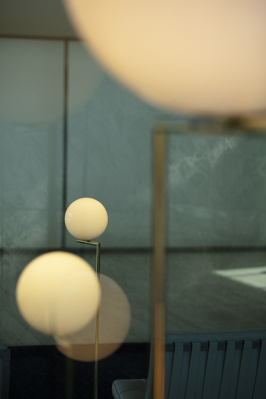 IC F1 Stehleuchte von Flos, Limited Edition in 24K Gold mit runden, leuchtenden Kugeln.