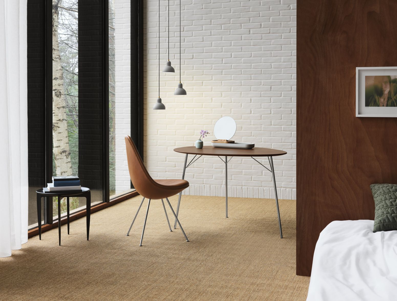 Egg Table Tisch von Fritz Hansen mit Stuhl in hellem Raum mit Fenster.