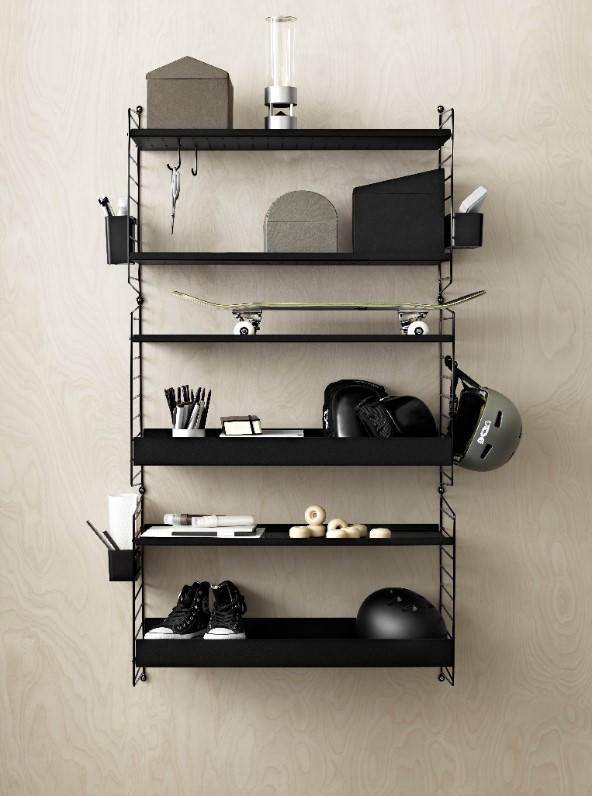 Schwarzes String Regal mit niedriger Kante (58 cm) aus Metall, befüllt mit Gegenständen.