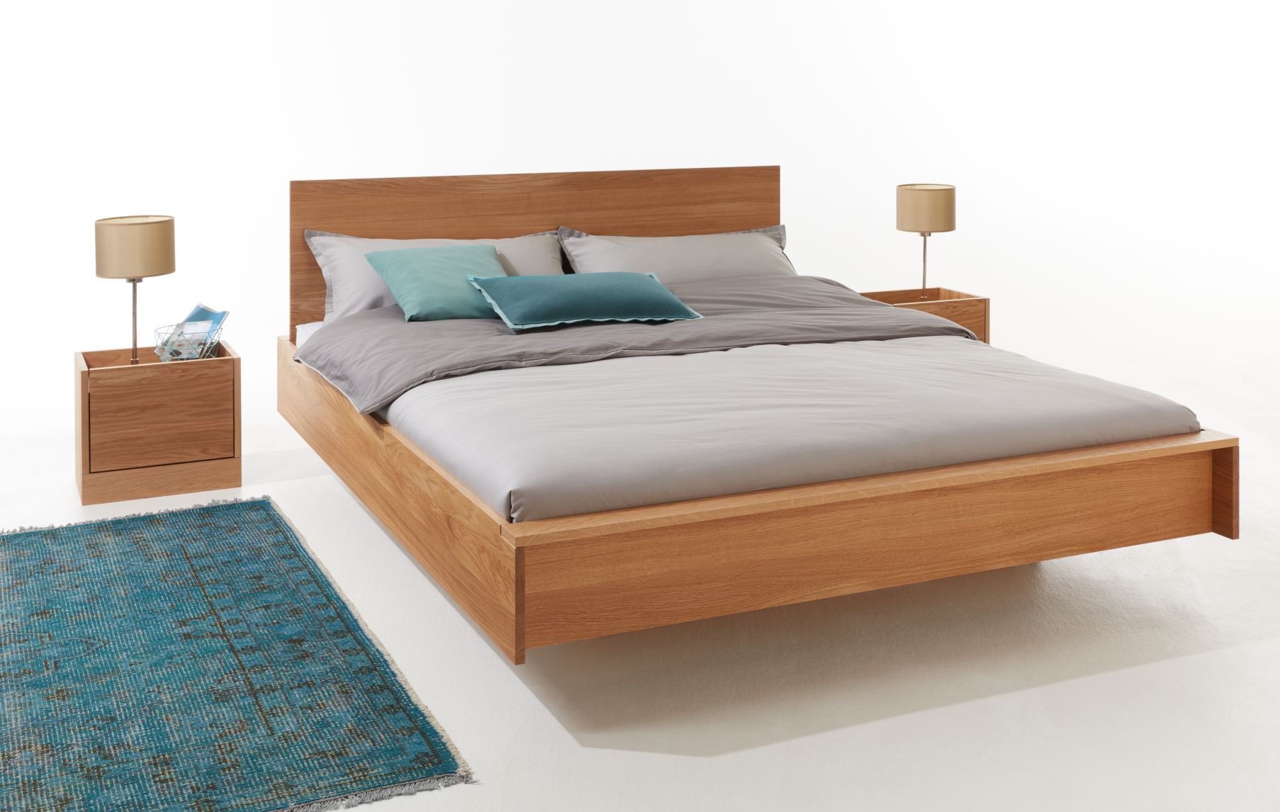 Flai Bett Eiche von Müller Möbelwerkstätten mit passendem Kopfteil und Nachttischen.