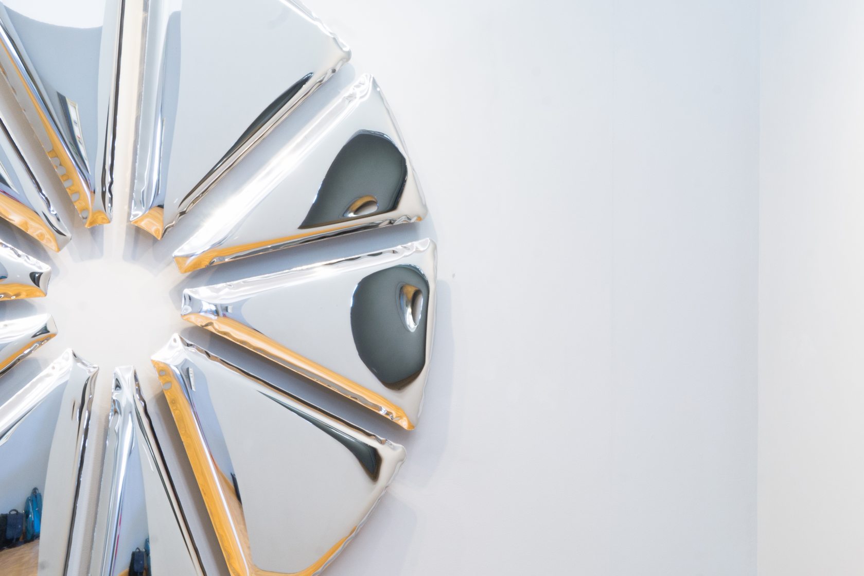 Detailaufnahme des Nucleus Spiegels von Zieta, ein moderner Design-Spiegel mit reflektierenden Oberflächen.