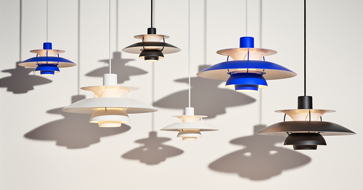Mehrere Louis Poulsen PH 5 Pendelleuchten in verschiedenen Farben vor weißem Hintergrund.