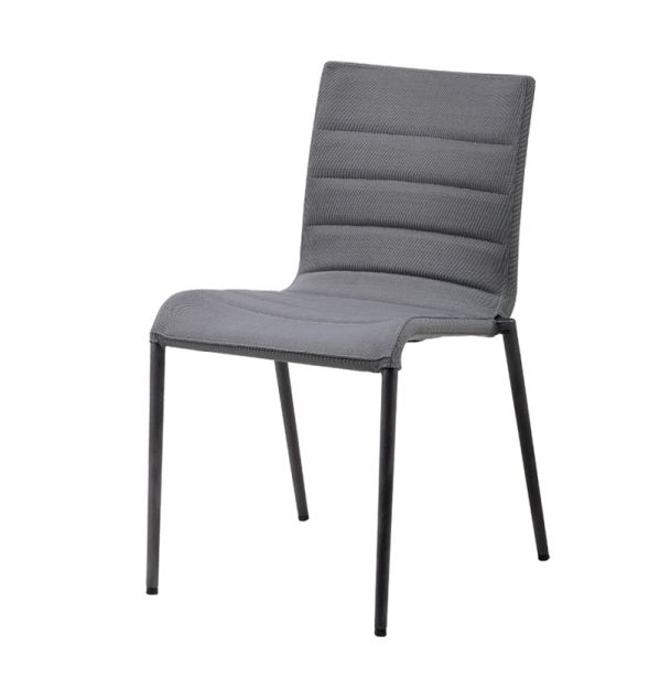 Grauer Core Outdoor Stuhl von Cane-Line mit modernem Design und schwarzem Metallgestell.