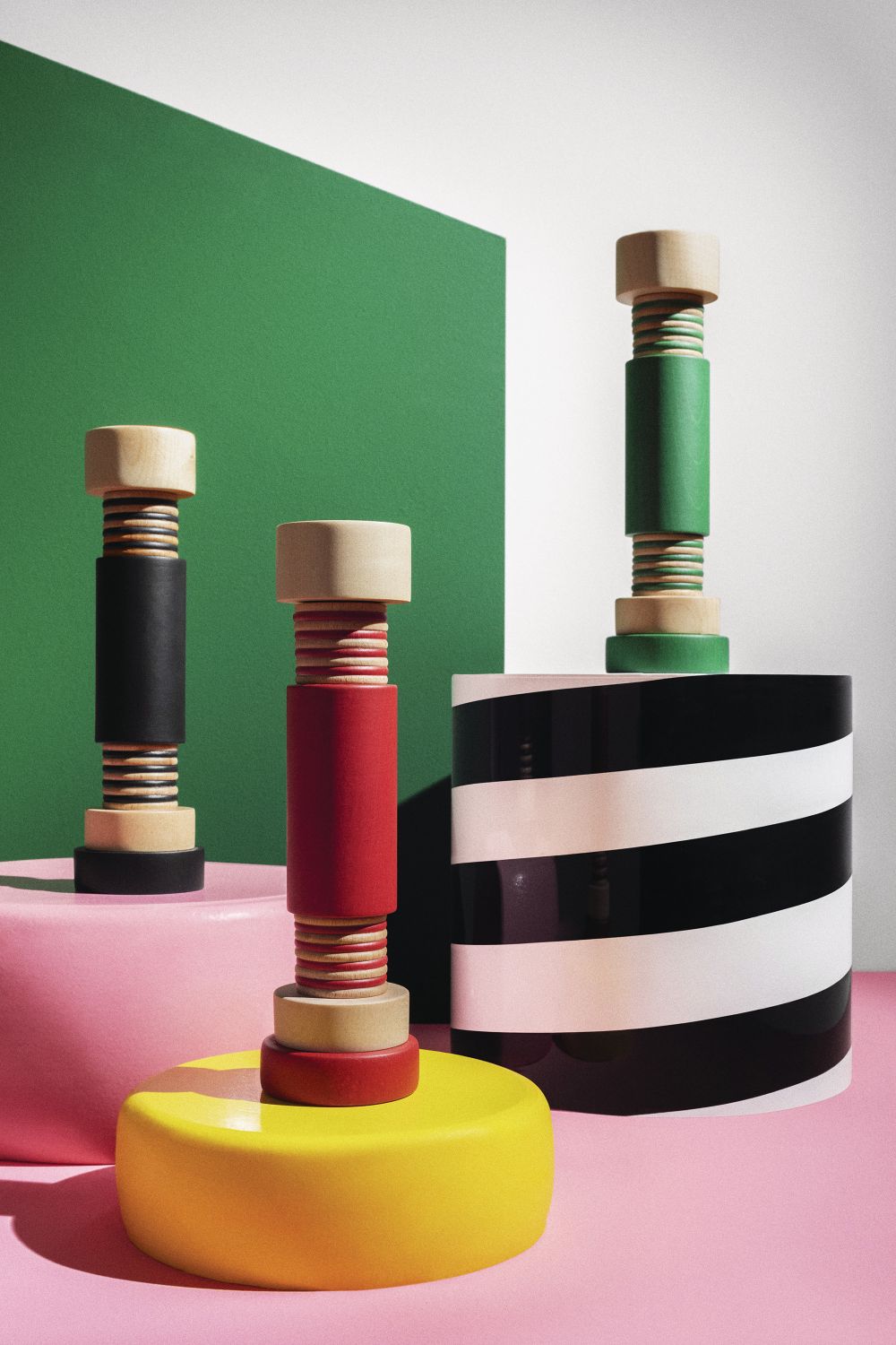Drei Alessi Gewürzmühlen in Rot, Schwarz und Grün. Moderne Salz- und Pfeffermühle aus Holz.