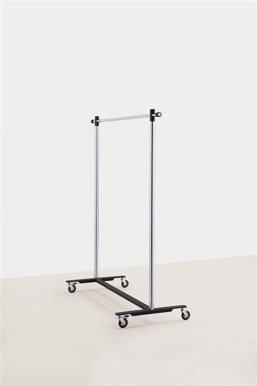 Pom Cart Garderobenständer von Mox: Moderner Kleiderständer auf Rollen, Chromgestell mit schwarzem Fuß.