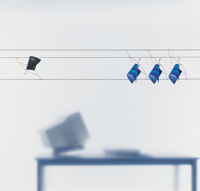 BAKARÚ Transformator Deckenleuchte von Ingo Maurer mit sechs Metallstäben und blauen Lampenschirmen. Designlampe für Wohnräume.