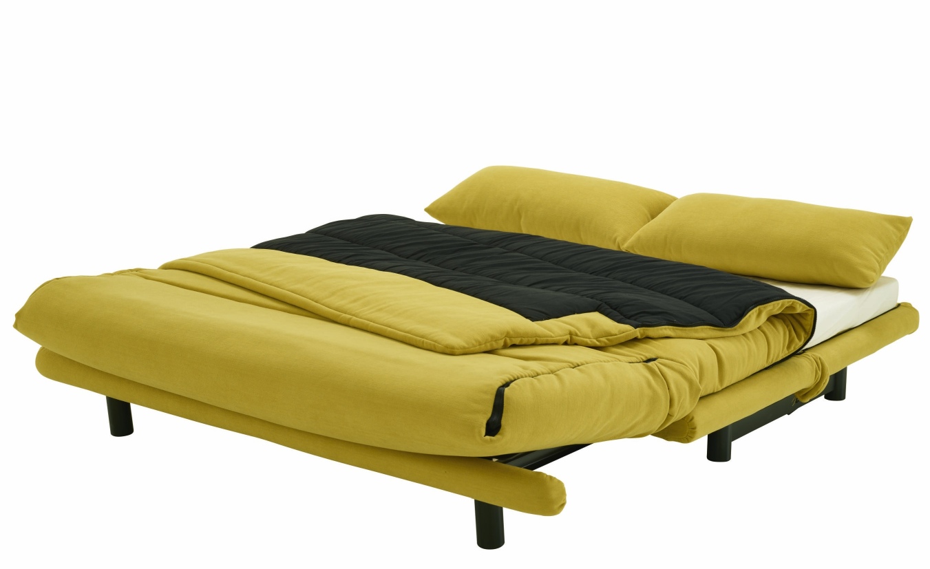 Multy First Schlafsofa in Safran-Gelb, ausgeklappt als Bett mit Kissen und schwarzer Decke.
