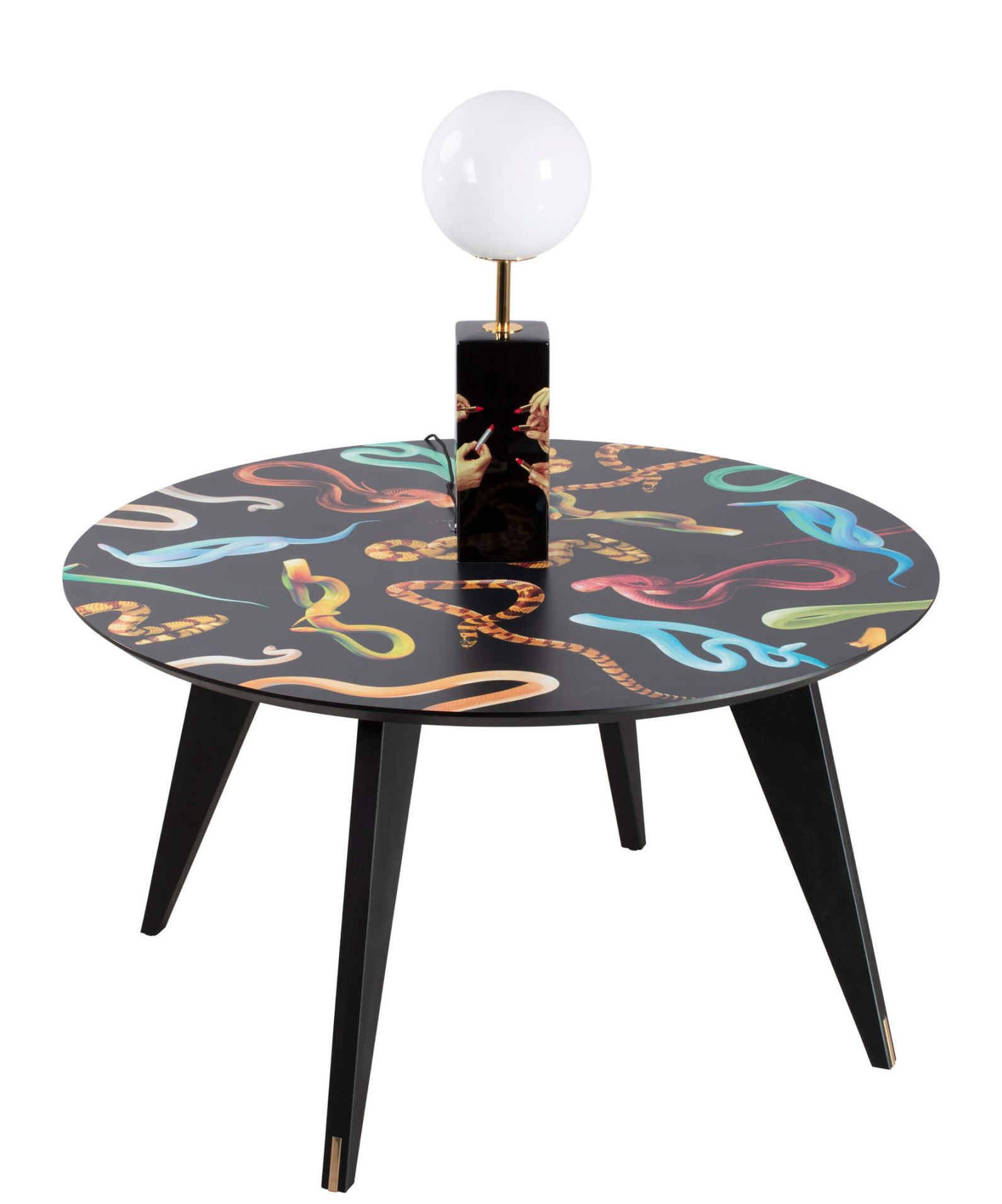 Toiletpaper Round Table Snakes Esstisch Seletti mit Schlangenmuster und Lampe mit weißem Kugelschirm.
