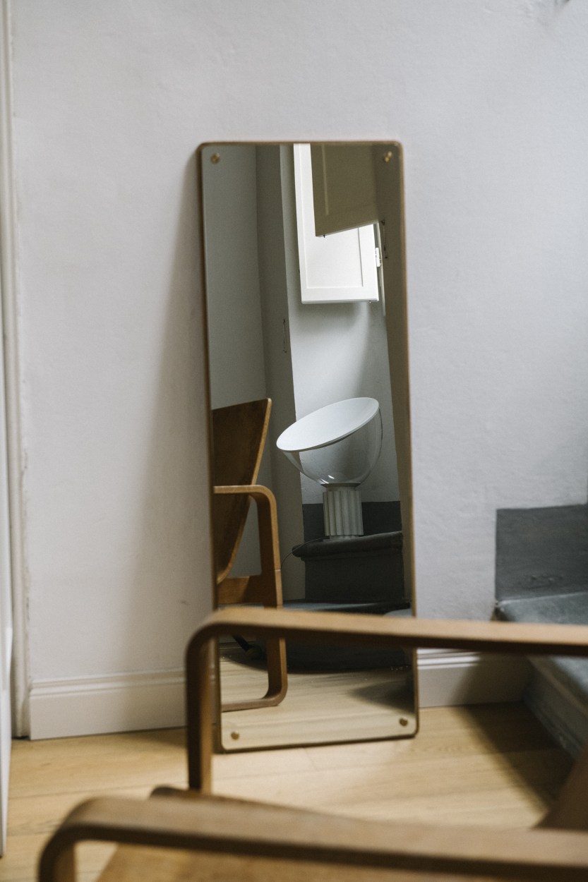 Spiegelbild der Taccia Small LED Tischleuchte von Flos in Weiß matt, modernes Design.