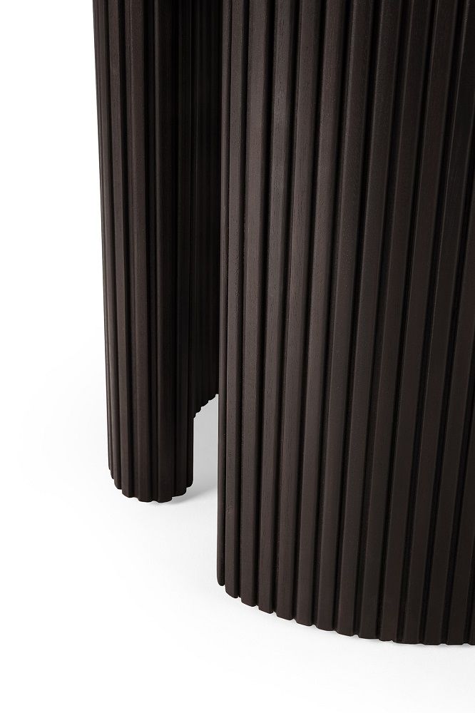 Detailaufnahme des Ethnicraft Roller Max Tisches: Dunkelbraunes Mahagoni-Holz mit geriffeltem, rundem Design.