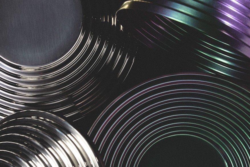 Nahaufnahme der runden Maya Schale von Alessi in Purplegreen, dekorative Metallschale.