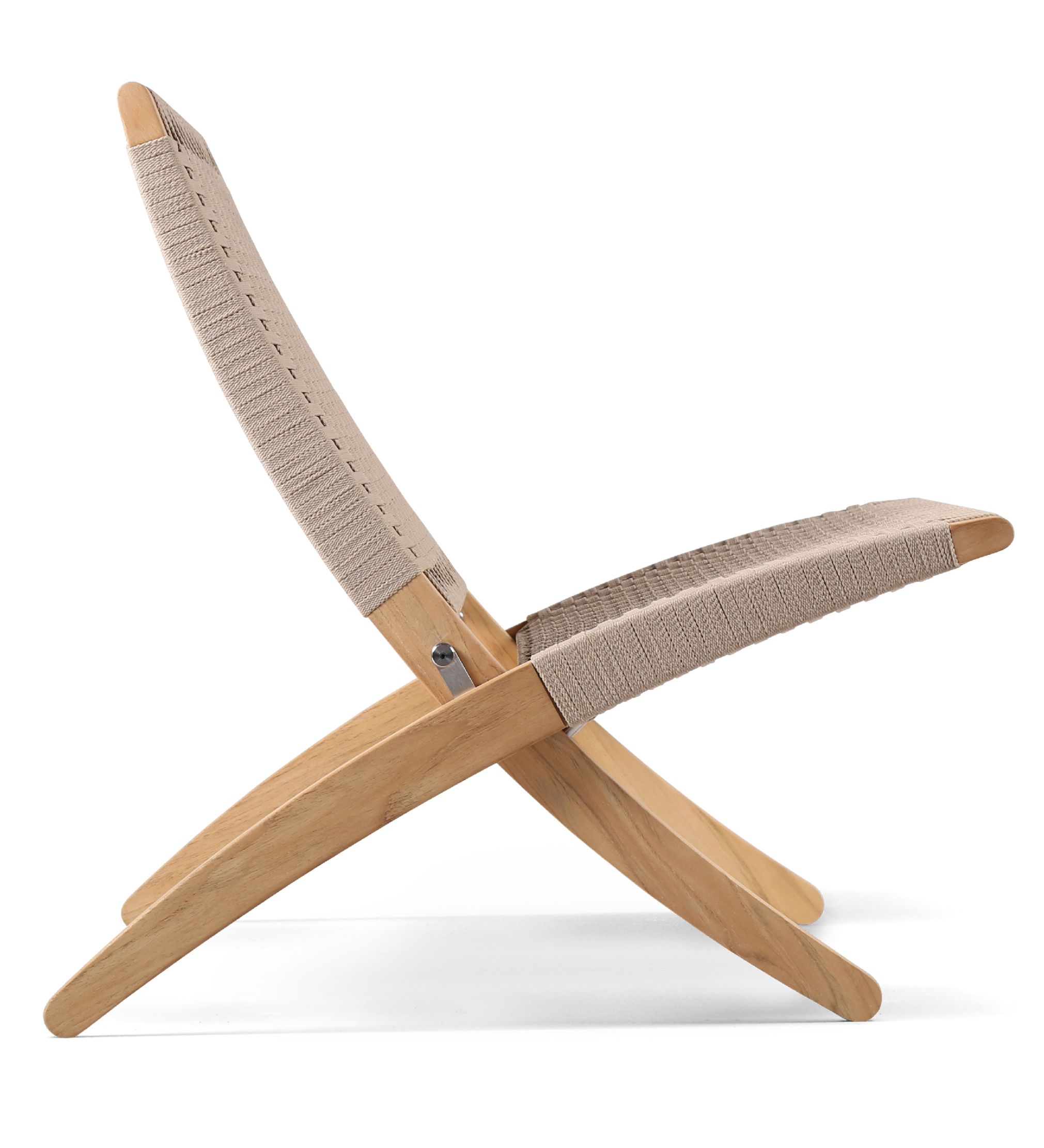 Cuba Chair Outdoor Sessel von Carl Hansen & Søn in Sesam, seitliche Ansicht. Holzgestell mit Textilbespannung.