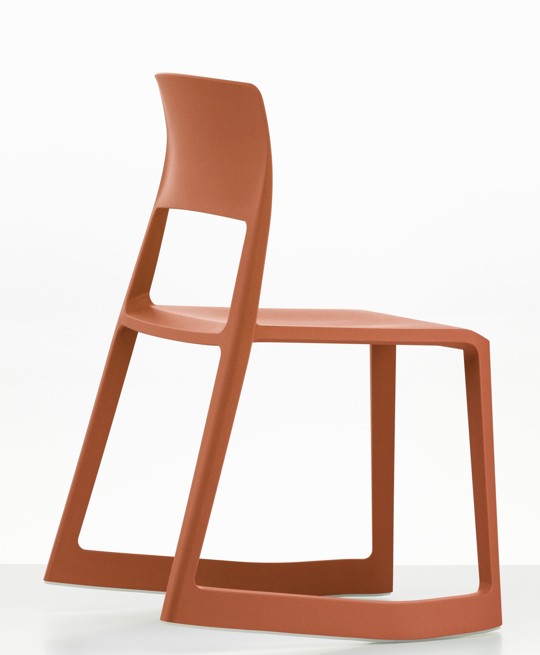 Tip Ton RE Stuhl von Vitra in Koralle: Moderner Kunststoffstuhl mit geneigter Sitzfläche für ergonomisches Sitzen.