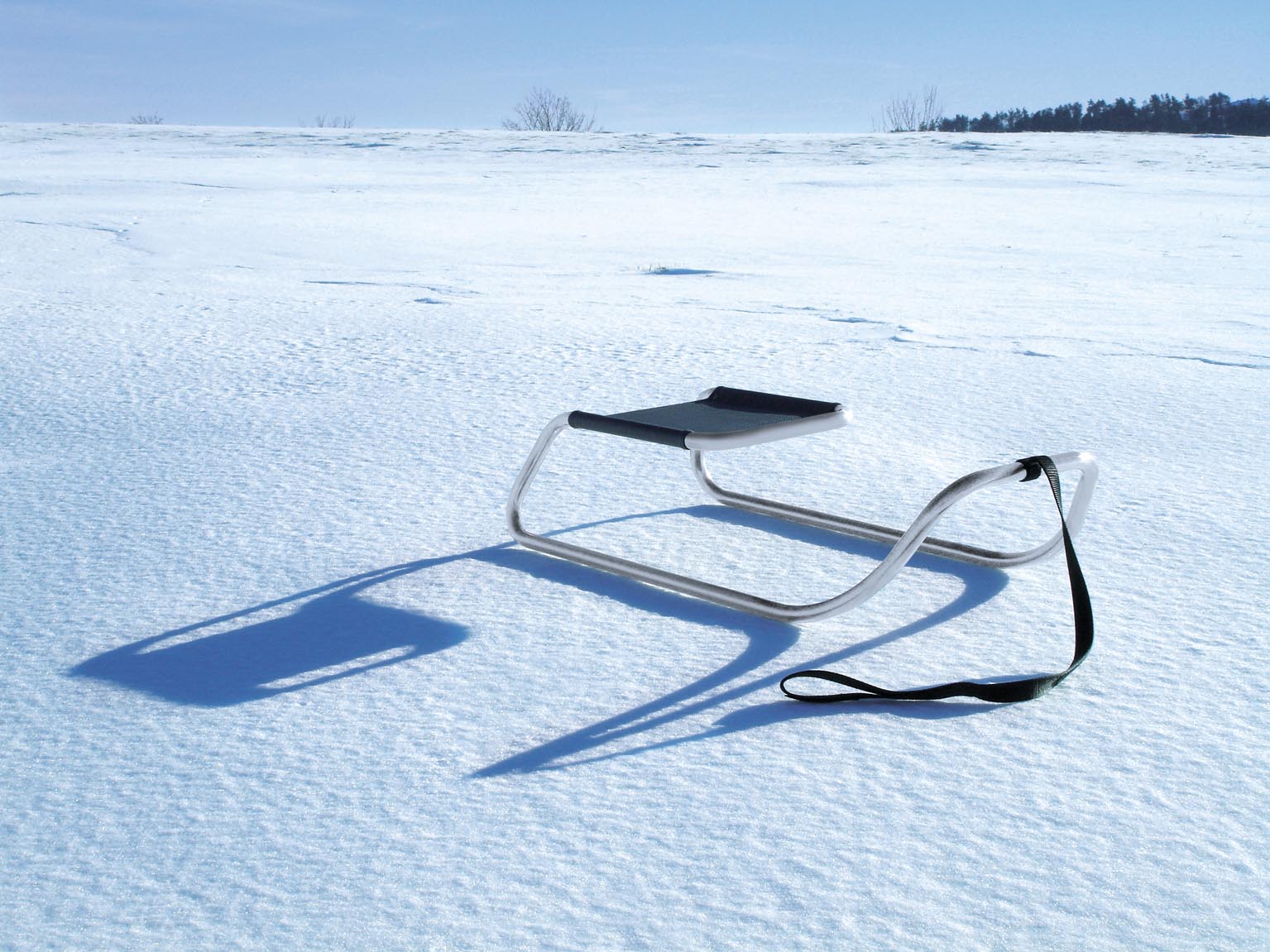 S 333 Thonet Schlitten Limited Edition im Schnee, moderner Designschlitten mit Kufen.