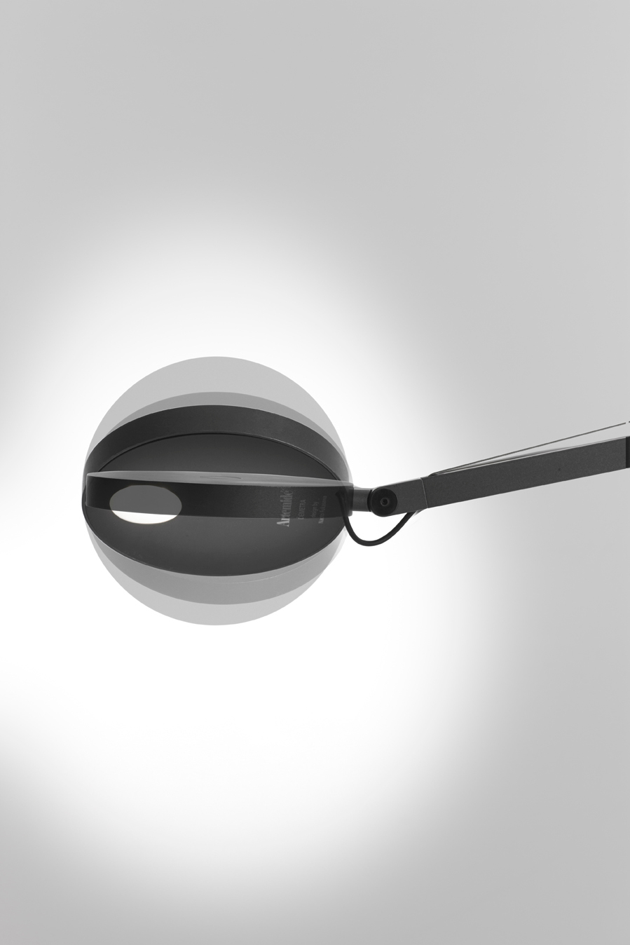 Nahaufnahme der Artemide Demetra Micro Wandleuchte, modernes Design, warmes Licht.