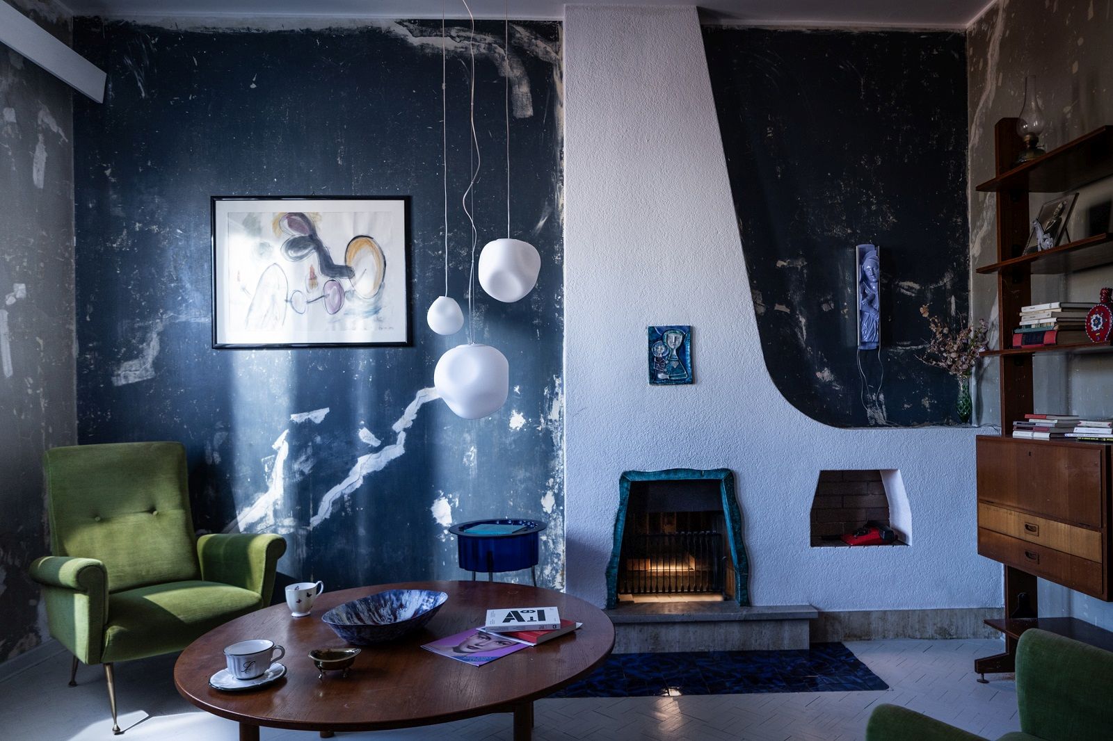 Wohnzimmer mit Hoba Pendelleuchte von Foscarini, moderne Hängelampe für stilvolle Beleuchtung.