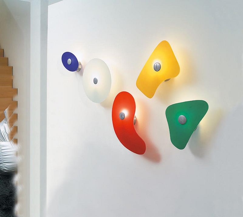 Foscarini Bit 3 Wandleuchten in verschiedenen Farben an einer weißen Wand, modernes Design.
